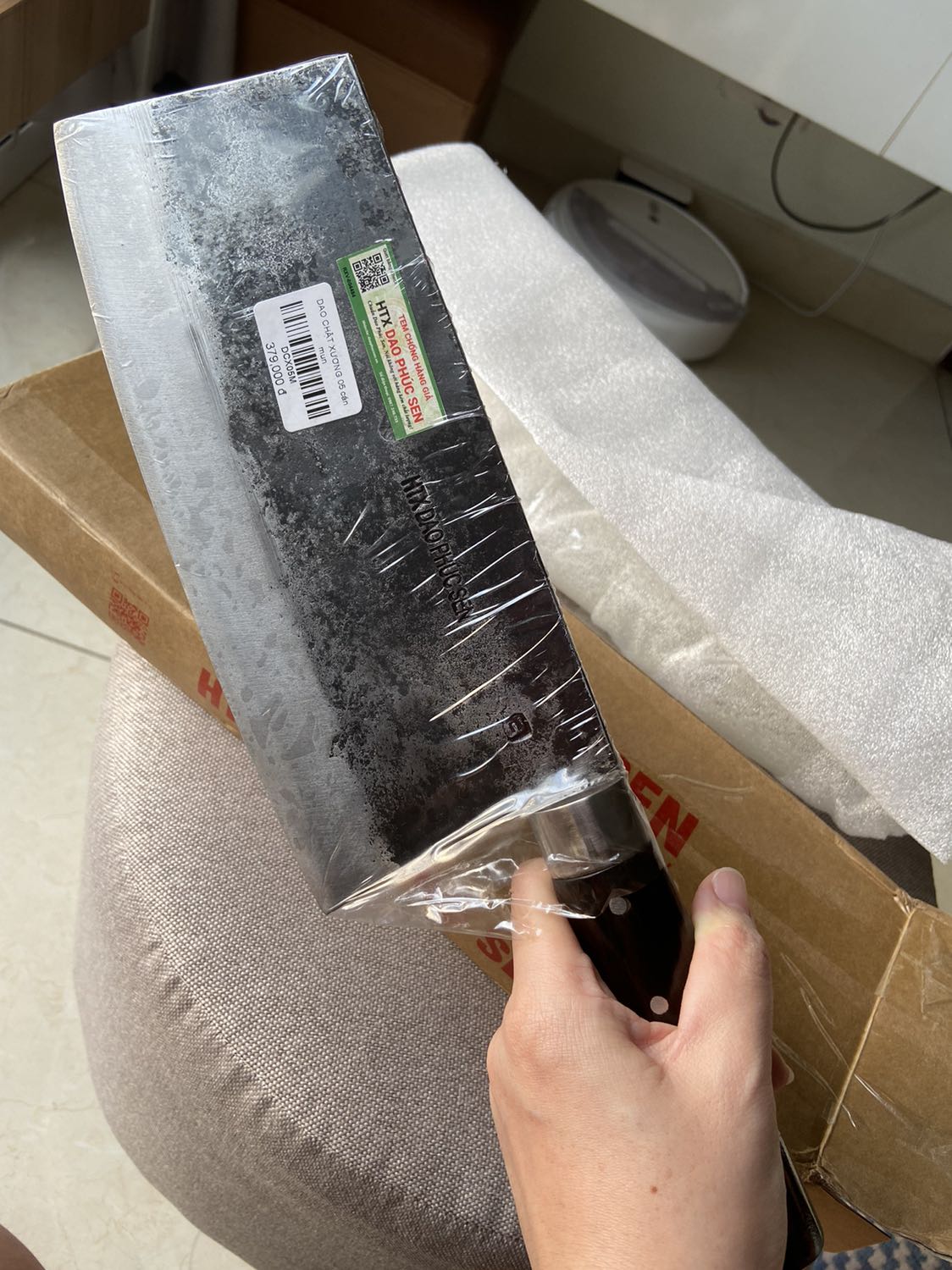 Nói sao ta. Mình đã phải trả lại Tiki.
Về ngoại hình thì khỏi chê, dao chuẩn nét làng quê, cứng cáp, nặng đằm tay, cán gỗ đẹp, mấy vết nổi nhìn rất hay.
Nhưng mà, mình vừa bóc tem buổi tối, rửa sạch treo lên giá, tới sáng xuất hiện vết sét gỉ. Rửa đi, vài tiếng sau gỉ hiện ra tiếp.
Mình đành gởi trả shop dù mình ko muốn nhưng mình ko dám xài.