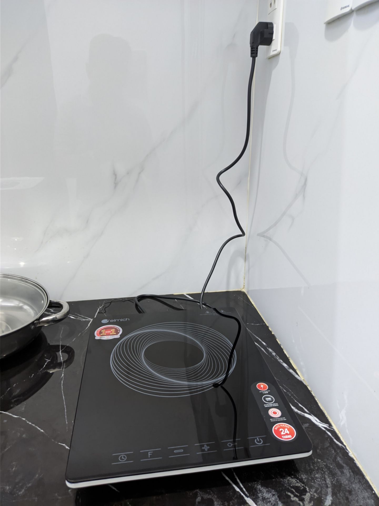 Giao hàng nhanh chóng, hộp sản phẩm không bị nát.
Có tặng kèm nồi lẩu trong hộp sản phẩm.
Đăng ký bảo hành điện tử, hàng nguyên đai nguyên kiện