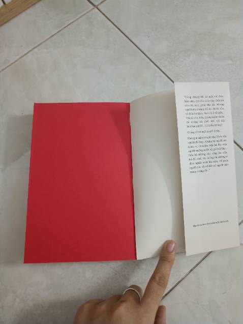 Nội dung sách thì mình chưa đọc, mở sách ra thì có thêm 1 tờ bìa phụ màu đỏ rất đẹp, chất lượng giấy tốt, nhưng không hiểu sao cuốn sách của mình có một chỗ giống như bị lem mực. Góc sách bị nhăn một chút do quá trình vận chuyển, mình mua sách của Tiki mấy lần rồi, hầu như lần nào Tiki vận chuyển sách của mình cũng bị nhăn hết. Đành chấp nhận vậy.