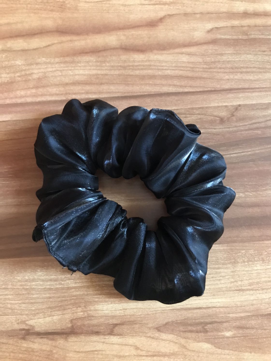 Sp không giống hình chụp trên wed, mình nghĩ màu đen ánh kim khi nhận sẽ như chụp quảng cáo trên hình, đằng này nhận được màu đen thui, kg đáng giá 20 nghìn đồng