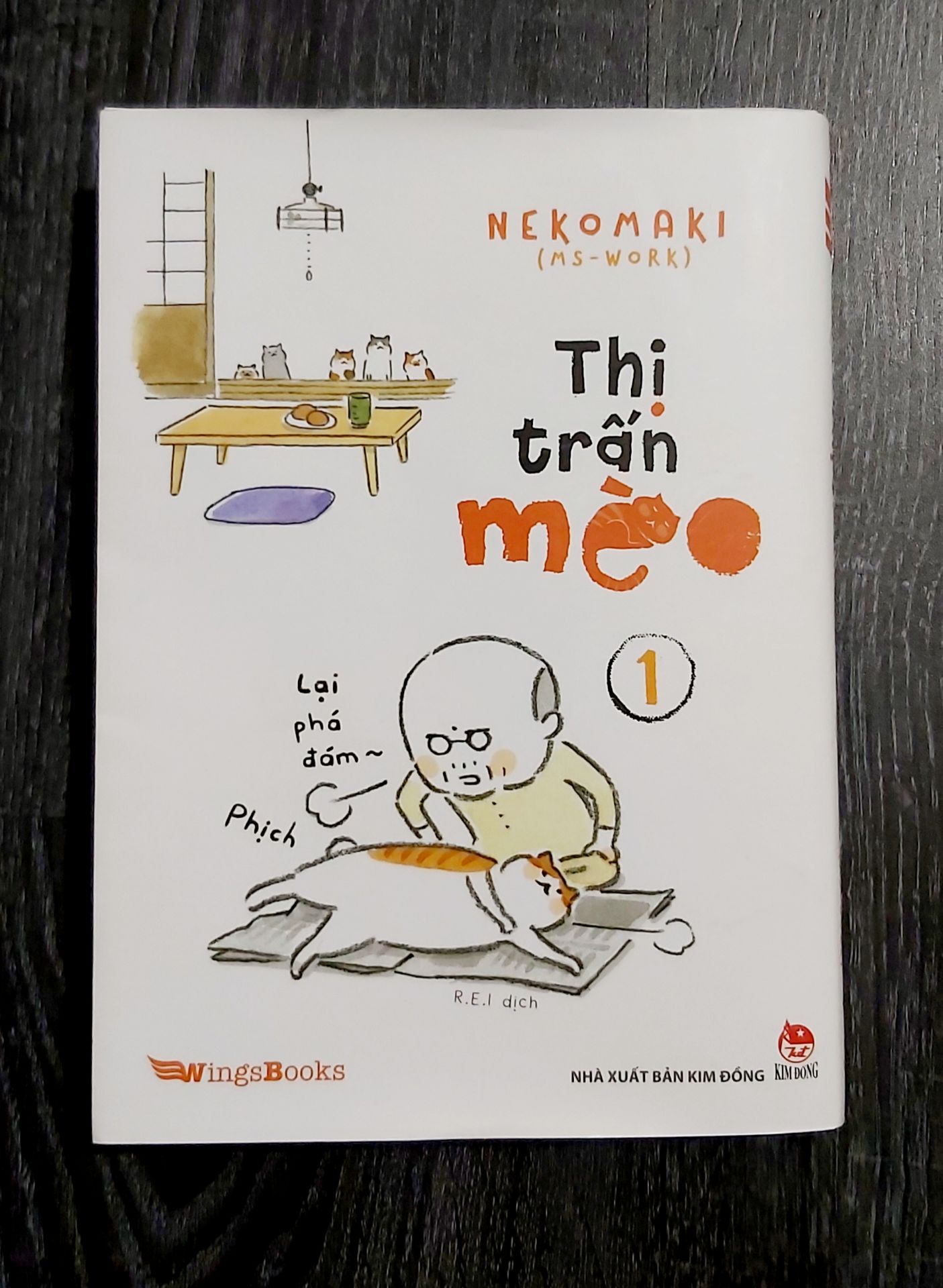 Bộ truyện tranh dễ thương kể về ông lão Daikichi  sống cùng chú mèo Tama sau khi vợ ông lão qua đời. Một người một mèo ngày ngày quấn quýt, bầu bạn bên nhau. Bộ sách chính là tập hợp những mẩu truyện về cs êm ả, bình lặng, trải qua bốn mùa của hai ông cháu.
Dịch vụ Tiki tiện lợi và thân thiện.