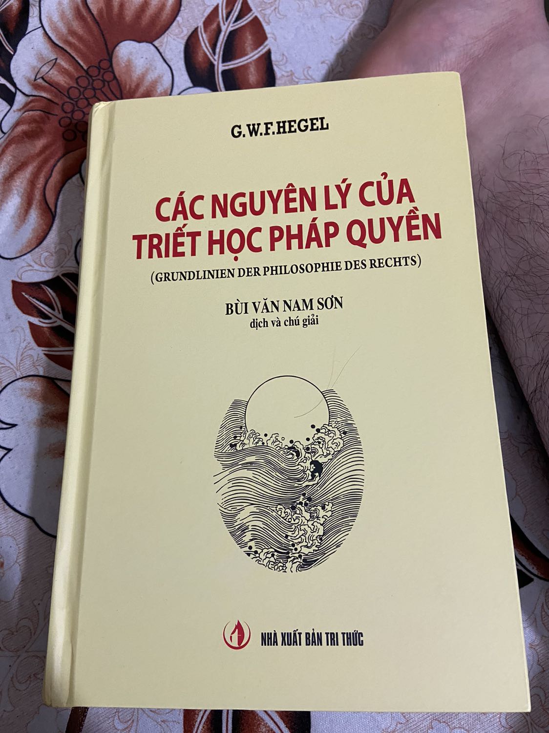 Sách chuyên sâu cho ai tìm hiểu nghiên cứu triết học. Vấn đề mình cho 3 sao là sách bì cứng rất đẹp nhưng chữ in bên trong nhỏ và mờ, chất giấy trắng loá mắt khi đọc. Nội dung kéo dài, nói dai… dẫn nhập hay nhưng quá đà và trúc trắc. Triết học tất không dễ đọc nhưng không có nghĩa là quá khó đọc khó học và cảm thụ. Việt Nam có lẽ khó tiếp nhận triết học phương tây vì lỗi tư duy của triết học phương đông duy tâm hiện sinh. Sách cần cải thiện trong khâu in ấn và chất lượng mực in, chất giấy. Sách chuyên sâu cho ai tìm hiểu nghiên cứu triết học. Vấn đề mình cho 3 sao là sách bì cứng rất đẹp nhưng chữ in bên trong nhỏ và mờ, chất giấy trắng loá mắt khi đọc. Nội dung kéo dài, nói dai… dẫn nhập hay nhưng quá đà và trúc trắc. Triết học tất không dễ đọc nhưng không có nghĩa là quá khó đọc khó học và cảm thụ. Việt Nam có lẽ khó tiếp nhận triết học phương tây vì lỗi tư duy của triết học phương đông duy tâm hiện sinh. Sách cần cải thiện trong khâu in ấn và chất lượng mực in, chất giấy.