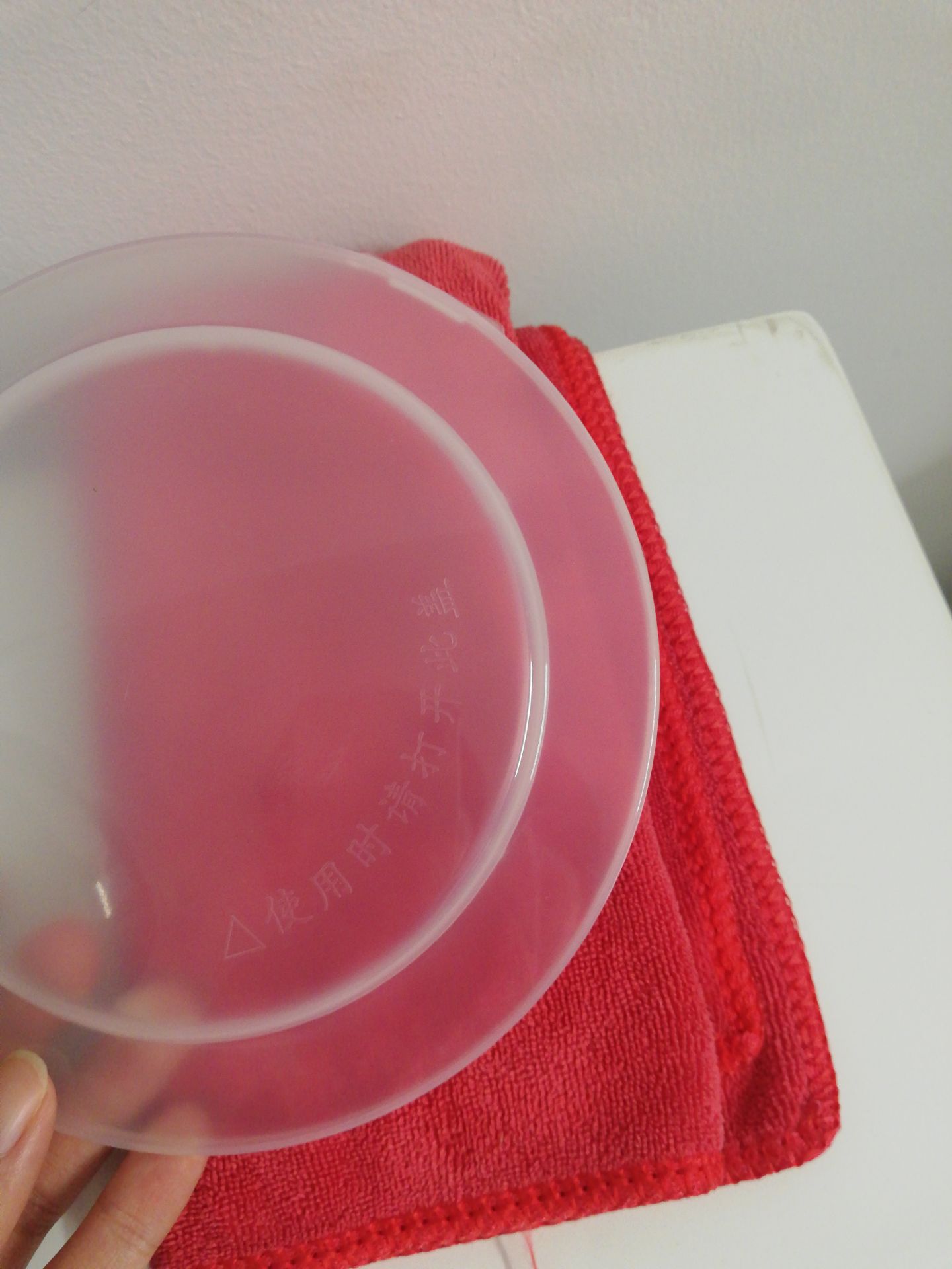 Hàng hơi cũ, inox mỏng (như nhôm, có nhiều vết ố), nắp nhựa không tốt lắm (đọc sơ chữ Trung cảnh báo trên nắp là phải bỏ nắp ra khi hâm nóng). Gói hàng hộp móp méo. Thiếu hướng dẫn, không biết để các ngăn thế nào mới đúng. Giá này thì hàng không xịn lắm thì cũng phải thôi.