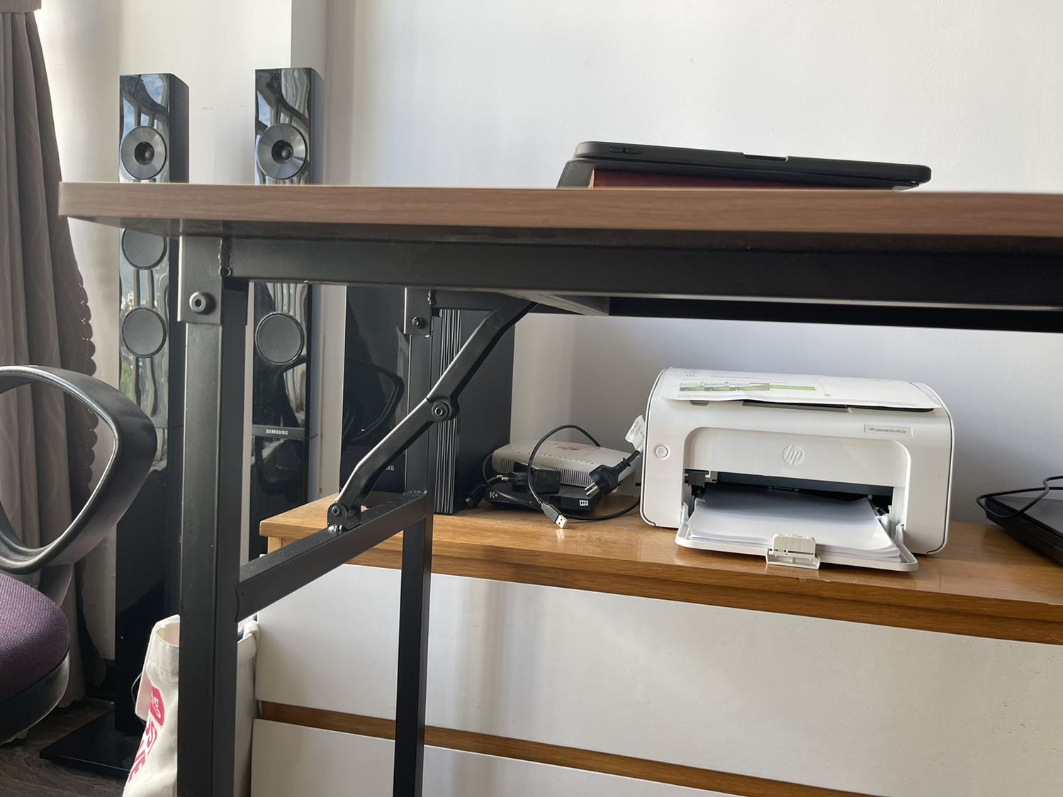 Chân bàn có thể gấp gọn lại nhưng rất chắc chắn, mặt bàn bằng gỗ đẹp, ko bị trầy xước, vận chuyển cẩn thận nên ko bị vết tích gì. Giao hàng nhanh, ngày 4 đặt hàng, ngày 6 hàng giao đến Chân bàn có thể gấp gọn lại nhưng rất chắc chắn, mặt bàn bằng gỗ đẹp, ko bị trầy xước, vận chuyển cẩn thận nên ko bị vết tích gì. Giao hàng nhanh, ngày 4 đặt hàng, ngày 6 hàng giao đến