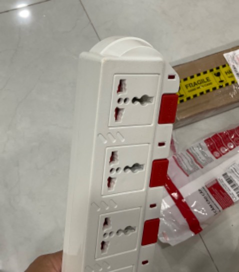 Giao sản phẩm cũ có màu đất đỏ bám trên thân và dây, bị nứt ngay nút breaker, nút này cũng bị lờn nốt.
Yêu cầu shop kiểm tra, đổi sản phẩm mới.