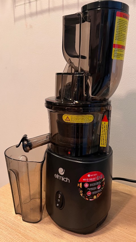 Dùng thao tác đơn giản, ép cũng không kiệt nước lắm! Lúc tháo phần hộp máy nghiền phải dùng lực một chút!