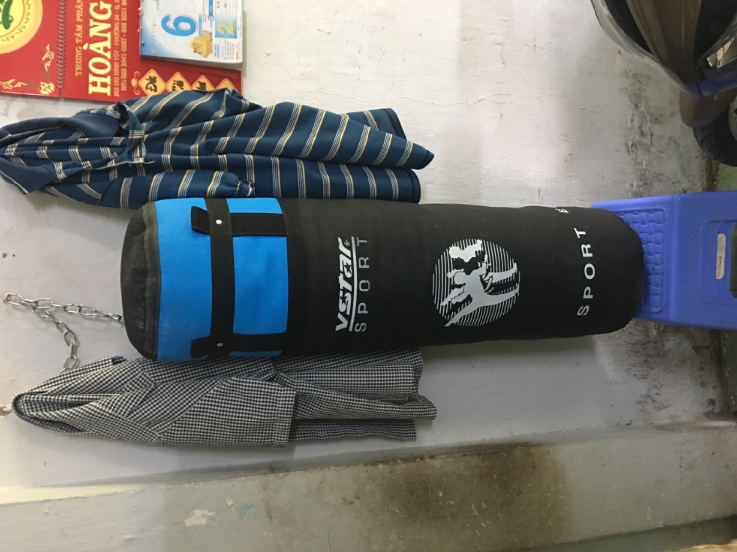 Sản phẩm tốt, chắc tay và nặng hơn mình nghĩ, cảm giác đấm rất “ăn”. Thích hợp khi đấm tay không lẫn dùng găng. Có điều lúc giao hơi bụi. Ngoài ra, nhân viên giao hàng của Tiki không có tâm, hôm ấy mẹ mình nhận hàng, cậu kia gọi ra cửa giao hàng xong chuồn luôn, để mặc người già 70 tuổi khiêng vào, mình đề xuất app tiki nên có phần đánh giá shipper. Anyway thì đây ko phải lỗi shop hay sản phẩm. Sản phẩm tốt, chắc tay và nặng hơn mình nghĩ, cảm giác đấm rất “ăn”. Thích hợp khi đấm tay không lẫn dùng găng. Có điều lúc giao hơi bụi. Ngoài ra, nhân viên giao hàng của Tiki không có tâm, hôm ấy mẹ mình nhận hàng, cậu kia gọi ra cửa giao hàng xong chuồn luôn, để mặc người già 70 tuổi khiêng vào, mình đề xuất app tiki nên có phần đánh giá shipper. Anyway thì đây ko phải lỗi shop hay sản phẩm.