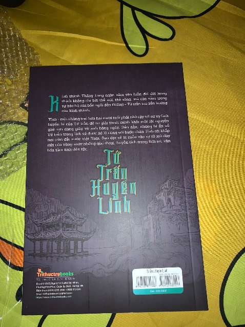 Truyện hay, mình đã đọc bản trên mạng rồi, nhưng vì quá mê nên mua luôn bên ngoài, bìa đẹp kinh. Mà giao nhanh kinh, đặt hôm qua hôm nay đã có hàng. Ưng nha!!!