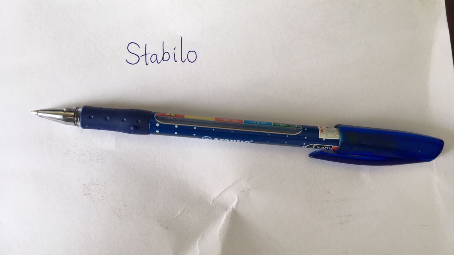 Trước đây mua một cây bút stabilo có nắp màu đen xài rất ok mà tìm ko ra màu xanh nên mua thử cây này. Bút có nấc đo số trang viết còn lại phù hợp cho hssv, viết khá êm tay có điều bị lem mực quá