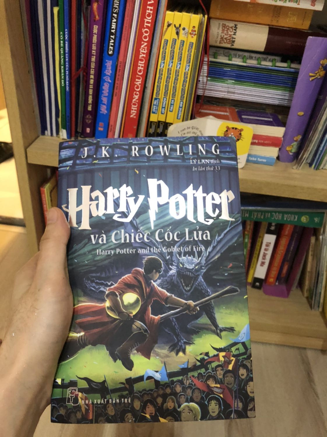 Giá: thời điểm mình mua giá là 348k+35k phí ship. 
Về nội dung: siêu hay, nên có trong tủ sách gia đình (bố mẹ con cái đọc đc tuốt). 
giao hàng: khá nhanh. 
Đóng gói: theo phong cách hơi bị lãng phí đặc trưng của tiki
Chất lượng sản phẩm: sách chuẩn có tem của nxb, giấy in theo kiểu thân thiện môi trường rất thích, chữ to dễ đọc.
Điểm không hài lòng: 4 quyển thì có 2 quyền không bọc kín, hơi bẩn và quăn góc nhưng không đến nỗi lắm nên không yêu cầu đổi trả do vấn đề này.