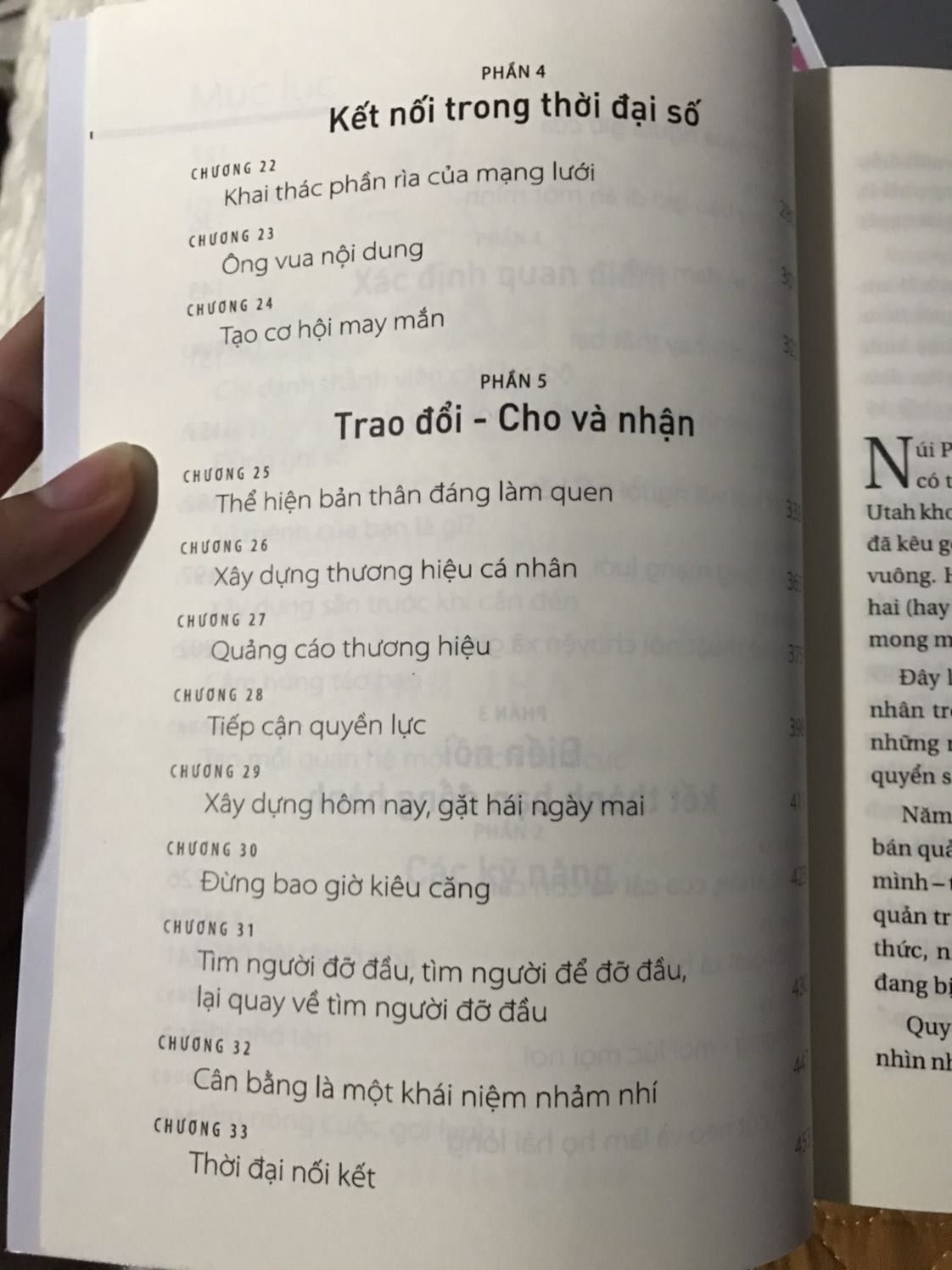 Quyển này cũng có nhiều đánh giá rồi 
Nên mình đánh giá chất lượng bên ngoài nhé
Sách đến tay không hư hại gì
 Chất lượng Giấy tốt, dễ đọc
Tuy giao chậm 2 ngày nhưng mình rất hài lòng
