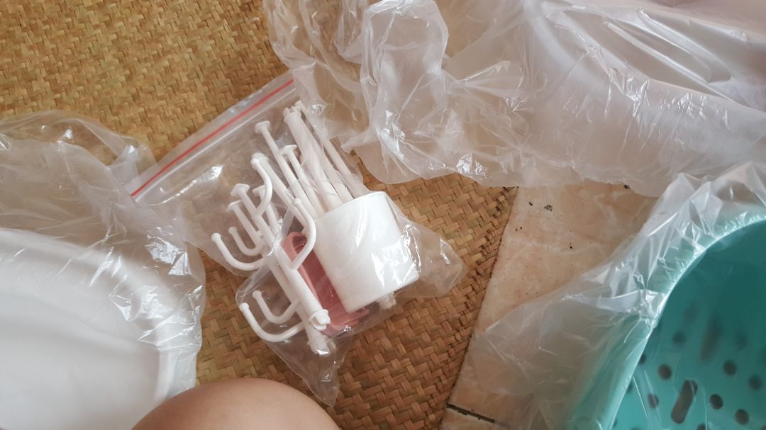 Đonga gói cẩn thận riêng biệt từng bộ phận của giá bình sữa. Hàng mới không trầy xước. Đặt hàng được bên bán gọi xác nhận cẩn thận. Rất hài lòng :) Đonga gói cẩn thận riêng biệt từng bộ phận của giá bình sữa. Hàng mới không trầy xước. Đặt hàng được bên bán gọi xác nhận cẩn thận. Rất hài lòng :)