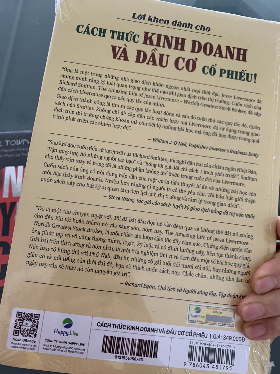 Thấy a review trên youtube hay quá e đặt mua liền. Nghe lời a e sẽ học và làm bài tập thật tốt. Hi vọng e đầu tư hợp lí. Rất bực mình với cách gói hàng của tiki. Không có gì lót sách. Bên vận chuyển thì làm hộp bọc ngoài móp muốn rách luôn. Sách bị móp hết hai đầu.