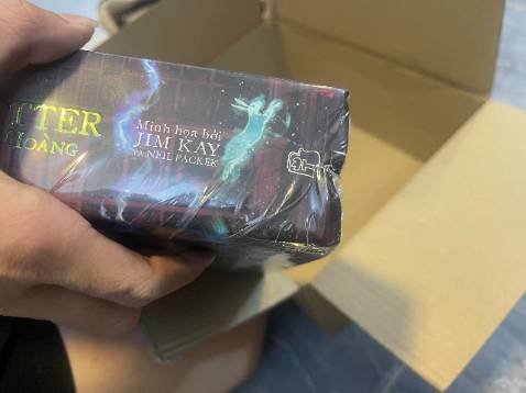 Tiki đóng gói quá tệ cuốn sách 3,5kg mà chỉ bỏ vào thùng mỏng thùng quá to sản phẩm xục xịch giao tới cấn móp lần thứ 1 đã yêu cầu đổi trả đã nhấn mạnh với nhân viên cskh là hãy note vào đóng gói kĩ giúp mình  vì sản phẩm giá trị cao và nặng. Nhưng có vẻ cô ta đã không  làm vậy, đổi trả lần thứ 2 vẫn cách đóng gói vô trách nhiệm và *** ngốc không  khác gì lần trước  và đương nhiên là sản phẩm giao tới LẠI cấn móp lần nữa  thậm chí còn cấn móp nặng hơn lần trước.  UPDATE là lần thứ 3 đổi trả vẫn đóng gói y như cũ và vẫn cấn móp nha. Đừng ai mua hết mua cuốn truyện cả triệu bạc mà giao tới cấn móp vậy mua chi