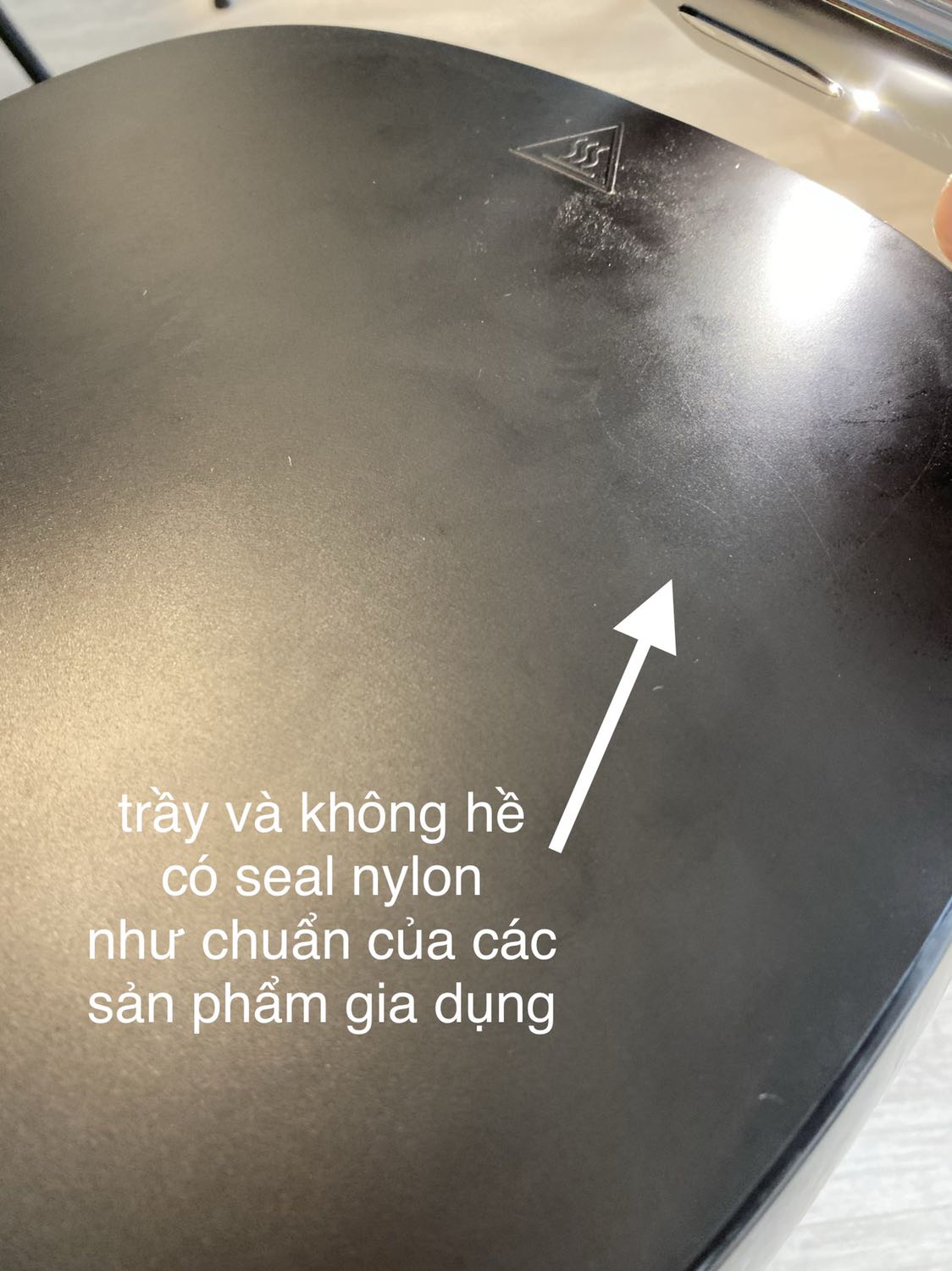 Đóng gói cẩn thận, tuy nhiên lúc mở ra mình hơi bị shock!!! 

Lần đầu tiên nhận hàng từ tiki mà mở ra y chang như đồ xài rồi hay hàng trưng bày vậy:

- Vỏ máy toàn dầu và mồ hôi và đầy dấu vân tay. Mình không biết như vầy có lây các bệnh da liễu và vi khuẩn virus không nữa, đặc biệt là trong mùa mưa này.
- Chỗ dán keo mình thấy có vài sợi lông thú dính vô???!!!
- Và quan trọng nhất là cái khay chiên cứng và gắt cực kì rất khó để kéo ra, mình thậm chí không dám kéo ra luôn vì sợ gãy.

Mình sẽ yêu cầu hoàn tiền lại, thất vọng cực kì :(