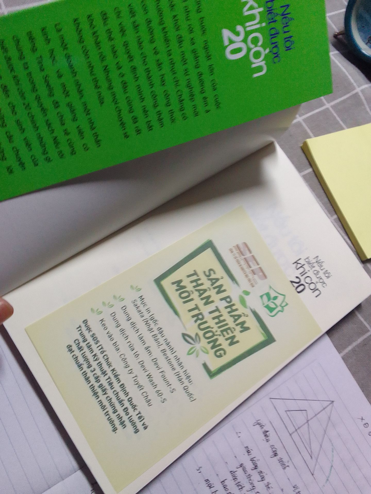 thấy lượt mua và đánh giá hơi thâpd nênn mình lo sẽ mua phải hàng fake nhưng không! rất hài lòng về sản phẩm và nội dung sách! mong shop chú ý hơn về phần tư vấn khách hàng còn chưa tốt
- giao hàng nhanh