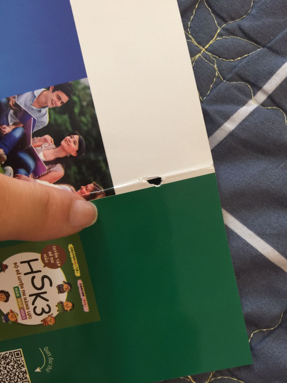 Sách bị thủng như ảnh. Đặt hàng giao trong ngày nhưng lại để sang ngày hôm sau mới giao.