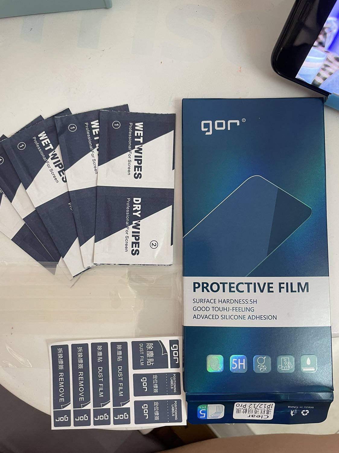 - dễ dán lắm luôn, đứa hậu đậu như mình mà còn dán được :)))
- phải bóc 2 lần nha, lần đầu để dính vô đt, cố định xong thì bóc lớp trên cùng ra
- tips: nên cắt riêng ra từng cạnh rồi mới dán nhé,làm vậy dễ cầm và căn chỉnh hơn
- dán xong 2 em đt cái tự tin hẳn =))))