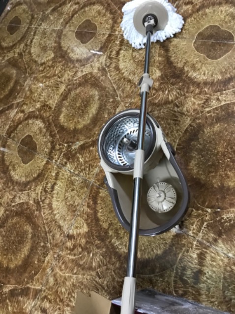 Giao nhanh thích ghê: đặt tầm 5h -7h nhận hàng. Thiết kế chỉn chu: thùng nước vừa phải, cây lau dài, được tặng 2 bông lau. Tui xài nhiều cây- thùng lau rồi: thấy bộ này đáng mua