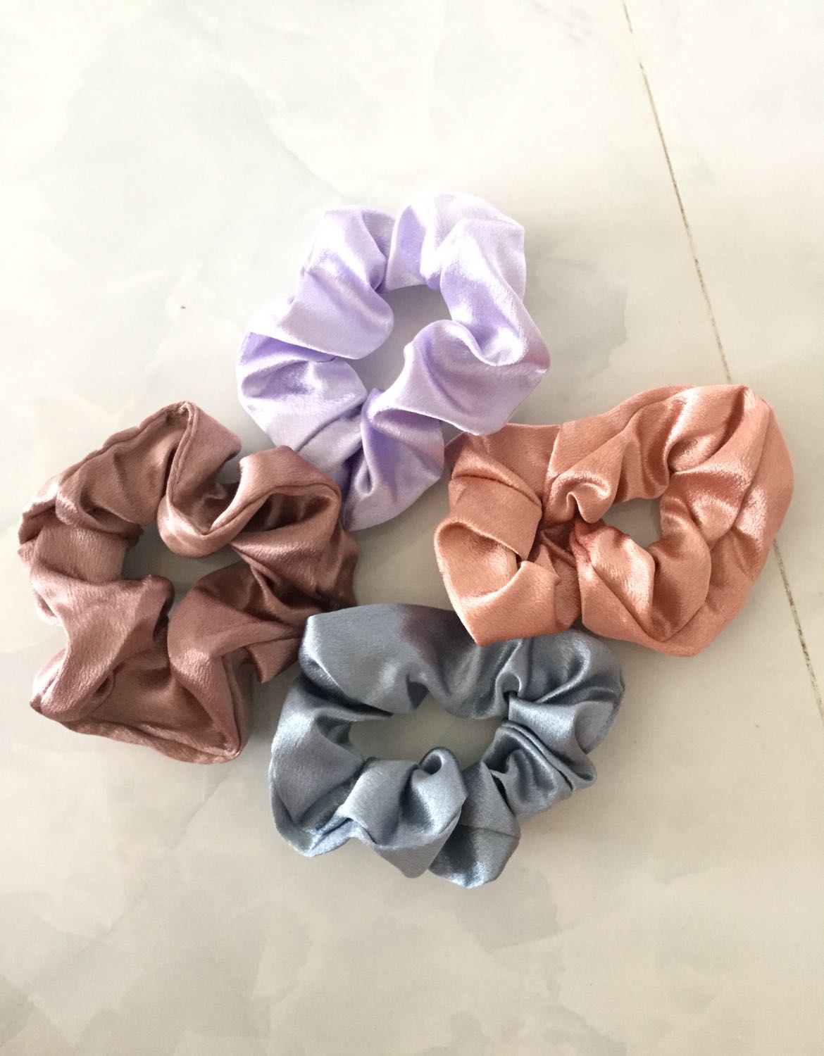 Sản phẩm không giống quảng cáo, xấu, tệ :) cho bà già xài à, thêu hoa cúc đâu??? Vải cũng ko giống ảnh quảng cáo :)))