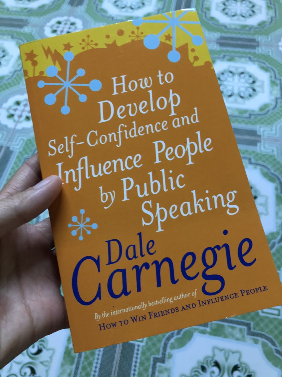 Fahasa luôn giao hàng rất nhanh, hôm sau là giao hàng ngay, sách đẹp, mình chưa đọc nhưng đã đọc sách của tác giả này và rất thích