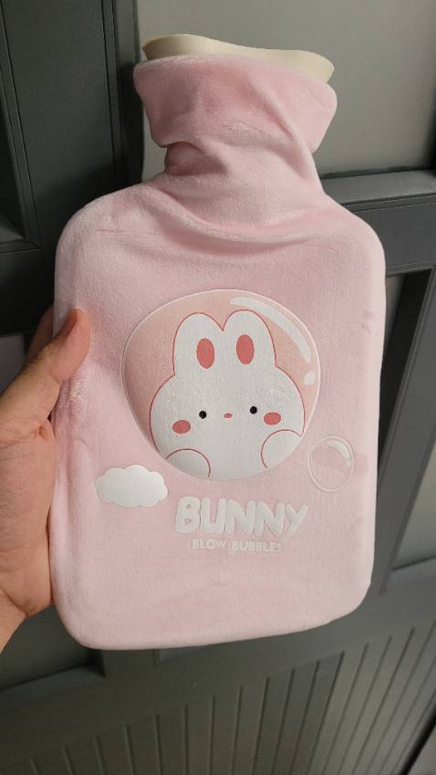 Túi đẹp như hình, lớp bọc nỉ êm mịn, sờ rất thích.
Túi to, giữ nhiệt lâu :D