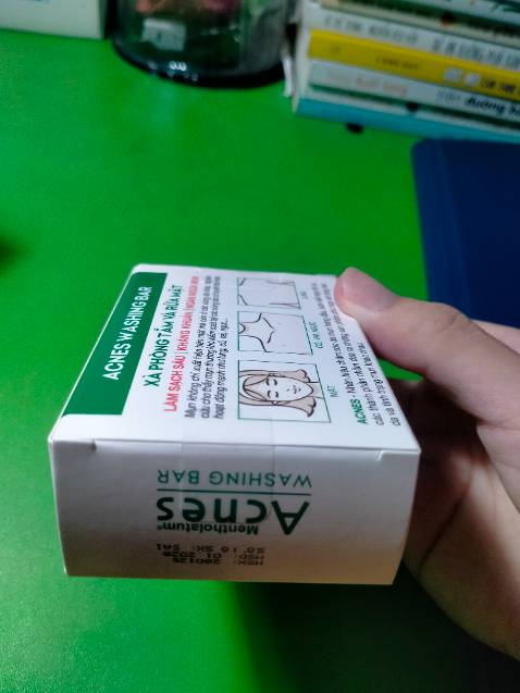 Tiki đóng gói, vận chuyển luôn chỉn chu như vậy. Đơn hàng được đóng gói cẩn thận, có cảnh báo đầy đủ, bọc chống sốc để vận chuyển an toàn, nguyên vẹn cho sản phẩm.

Về chất lượng thì sản phẩm còn nguyên tem niêm phong, có cả gói bảo bì phụ bên trong. Xà phòng cũng khá lớn, mùi thơm nha; nên trang bị thêm túi lưới rút để đựng và tắm; khi tắm tạo bọt có hương thơm đem lại cảm giác rất dễ chịu. Đặc biệt là mình dùng được 2 ngày thôi là đã thấy tình trạng mụn lưng được giảm đáng kể luôn ý, khá bất ngờ (mình mụn lưng ở mức độ nhẹ). Mình rất vui và hài lòng, chắc chắn sẽ ủng hộ Tiki thêm những lần tới nhaa.