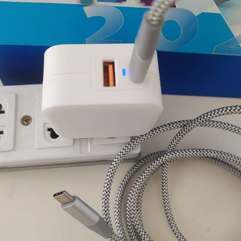 Giao hàng thần tốc. hàng đúng như mô tả, sản phẩm nhìn chắc chắn, sạc nhanh, có hỏi shop tư vấn nhiệt tình, sẽ tiếp tục ủng hộ shop