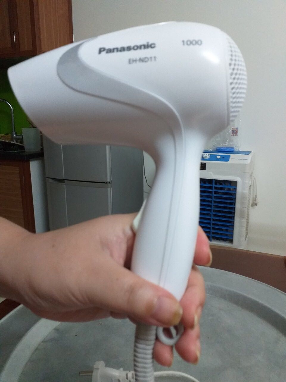 Mình dùng máy sấy của hãng Panasonic được trên 5 năm rồi, bền, rơi rớt gì cũng dùng được, giá hạt dẻ. Mẫu này là mẫu đời mới, mình mua cái này là cái thứ 2 rồi. Biết giữ thì dùng trên 5 năm nhé. Thiết kế nhỏ gọn, tiện mang theo, an toàn khi có trẻ nhỏ. Mình dùng máy sấy của hãng Panasonic được trên 5 năm rồi, bền, rơi rớt gì cũng dùng được, giá hạt dẻ. Mẫu này là mẫu đời mới, mình mua cái này là cái thứ 2 rồi. Biết giữ thì dùng trên 5 năm nhé. Thiết kế nhỏ gọn, tiện mang theo, an toàn khi có trẻ nhỏ.