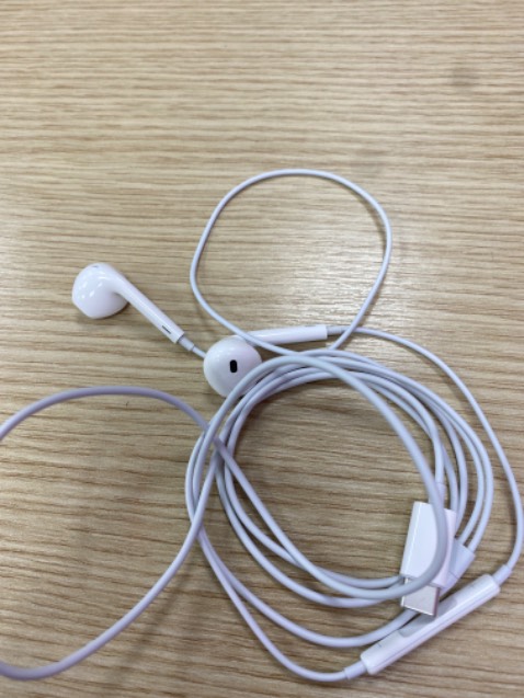 Âm thanh tốt, bật max volumn nghe hay. Nhưng mà bên hông nút volunm có lỗ nhỏ như hàng lỗi shop ơi.