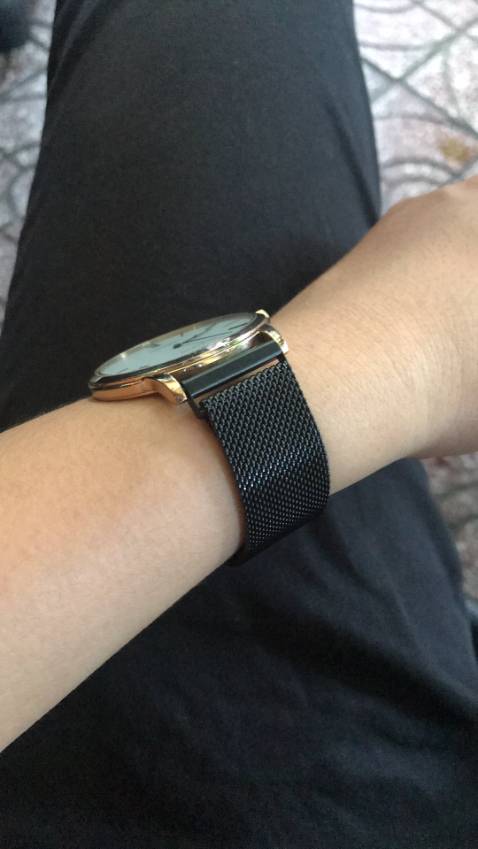 Dây đẹp, gia công tốt, rất hợp với đồng hồ và dây cũng không quá mỏng, lên tay bao đẹp
Có tặng kèm chốt gắn, mình quất luôn 2 bộ Đen và Bạc
Lưu ý là các bạn nên đo đúng size để gắn vừa, lúc đầu mình tưởng Shop giao nhầm size nhưng khi chat với Shop mới biết là do mình đo bị nhầm 2mm chứ Shop gửi hàng rất chuẩn. Đánh giá Shop 5 sao, sẽ còn quay lại ủng hộ