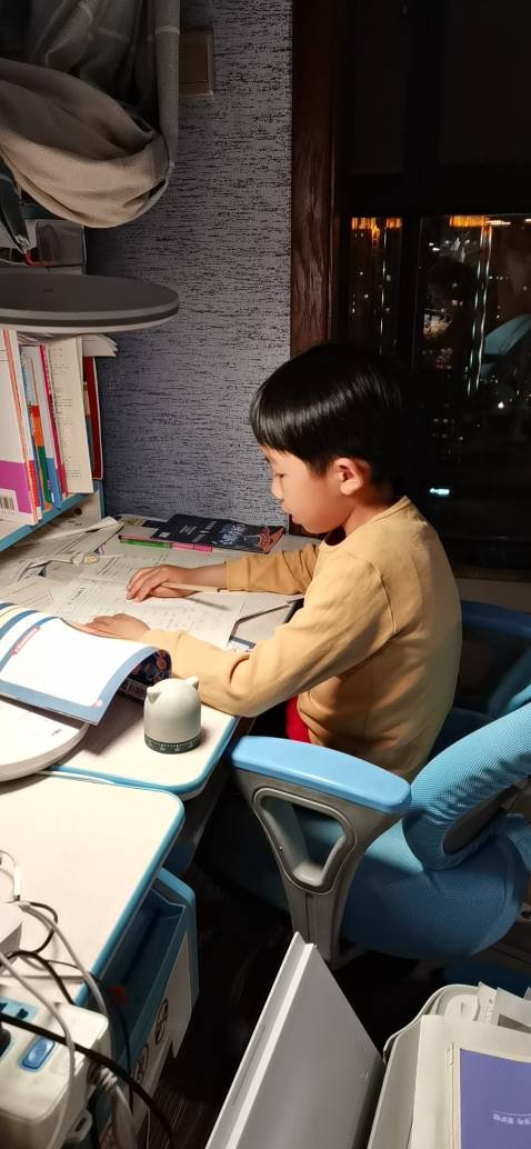 Nhóc con phải đeo khi học bài, sử dụng điều khiển qua điện thoại hay bấm remote đều được. Hàng nguyên seal, có thể điều chỉnh nhiệt và mức độ mát xa. Rất là ok.