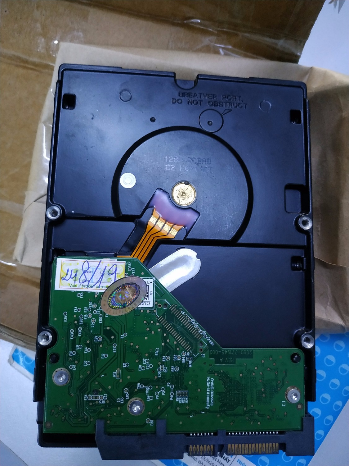 Mình mua hàng này ngày 18/11, phát hiện ra rất nhiều vấn đề
1/ Hàng không có vỏ, bị trầy xước nhiều chỗ ----> nghi ngờ hàng cũ
2/ Trên tem ghi bảo hành chỉ 24 tháng ---> không phải 3 năm giống như ghi nội dung trên website tiki.
3/ Mình check ngày sx thì ổ cứng này sx từ 2013 đến giờ ---> chứng tỏ hàng đã dùng rồi.
Mình có liên hệ CS của TIKI, kiểm tra xong thì báo rằng hàng này bảo hành 24 tháng chứ không phải bảo hành 3 năm như nội dung ghi trên website TIKI.  Thậm chí TIKI yêu cầu mình liên hệ trực tiếp nhà cung cấp để xử lý. Trong khi không có bất kì hướng xử lý nào để bảo vệ KH, mà chỉ đẩy mình tự đi xử lý với NCC. 

Chất lượng TIKI dạo này rất tệ, tệ lắm luôn. Nhìn hình sẽ biết rất rõ. Hiện tại yêu cầu hoàn đơn trả tiền vẫn chưa thấy gì