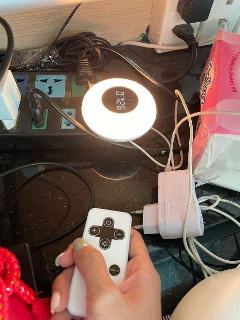 Romote nhạy, giao hàng nhanh. Muốn chỉnh giờ thì giữ nút H (giờ) và nút M (phút) ở thân đèn nha mọi người