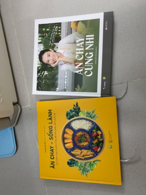 Công thức chay đa dạng mà gần gũi với mâm cơm gia đình. Mãi tới giờ khi tập tành ăn chay mình mới mua quyển này dù follow Accnhi lâu rồi. Sách đẹp và có nhiều hình ảnh minh hoạ.