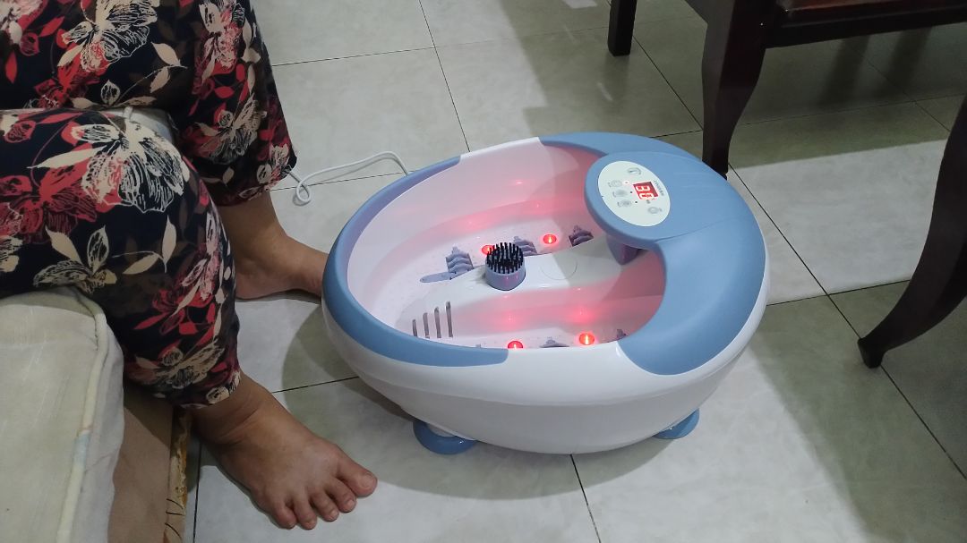 Tiki giao hàng nhanh, đóng gói cẩn thận, thấy bà con comment ok nên mua về cho ông bà cụ ngâm chân mỗi tối trước khi ngủ, mới dùng 2 ngày thấy cũng ổn, sử dụng đơn giản. nên dùng kèm muối ngâm chân thảo mộc. Hai cụ bảo ngâm chân trước khi ngủ thấy ok lắm, chân nhẹ nhàng, ngủ ngon. một điểm lưu ý nhỏ là máy rung có vẻ hơi yếu. nhìn chung là ok.