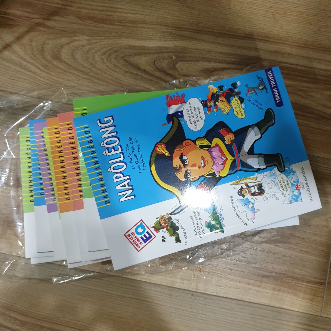 Sách siêu siêu đẹp~ Cuốn nào cuốn nấy mới tinh, căng bóng, không tì vết. Mình đọc nguyên bộ từ hồi tiểu học, giờ đã 27 tuổi rồi vẫn không quên được nội dung của từng cuốn. Nét vẽ đáng yêu, nội dung trình bày ngắn gọn xúc tích về tiểu sử của các danh nhân. Ai có con mình cực kỳ recommend mua bộ này cho trẻ đọc luôn ạ, rất tạo cảm hứng.