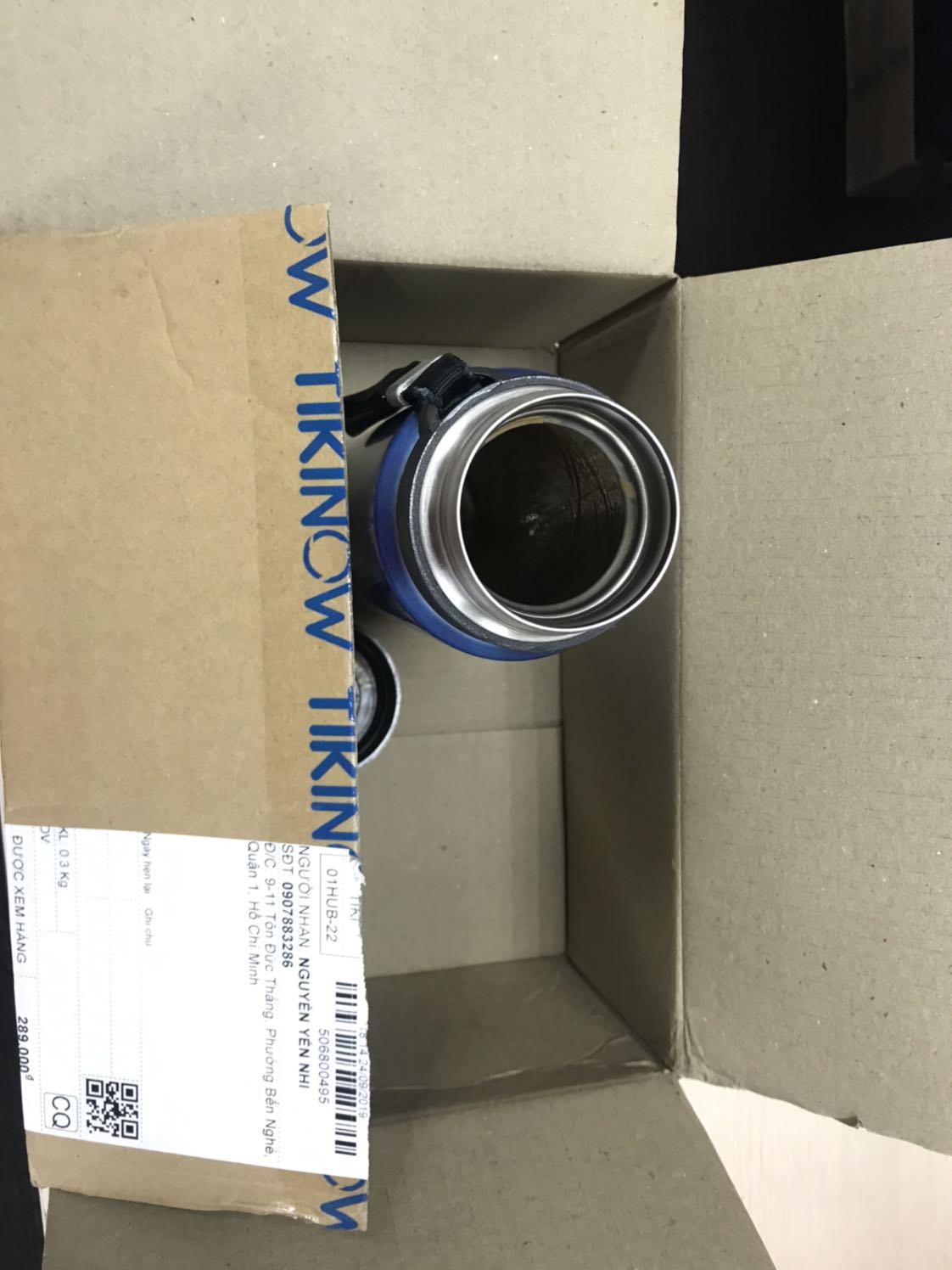 Thật sự sốc, 
Mở ra một cái bình đc cột mỏng manh trong 1 cái bọc, không phải đựng trong hộp hay được bao bọc chống sốc.
Bên ngoài bình thì mốc méo tróc sơn
Mở bình ra thì mùi thúi bốc lên nước cacao uống dở chua lè thúi rùm cả phòng.
Quá sốc k nói nên lời với cách làm ăn này