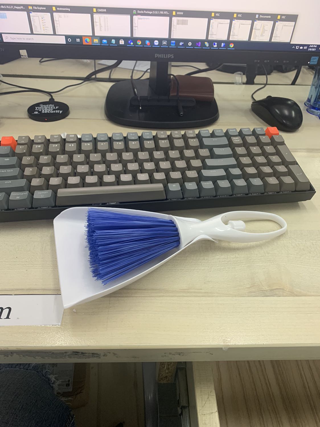 Chổi nhỏ xinh, mua xài vệ sinh bàn làm việc rất tiện, giao hàng thần tốc