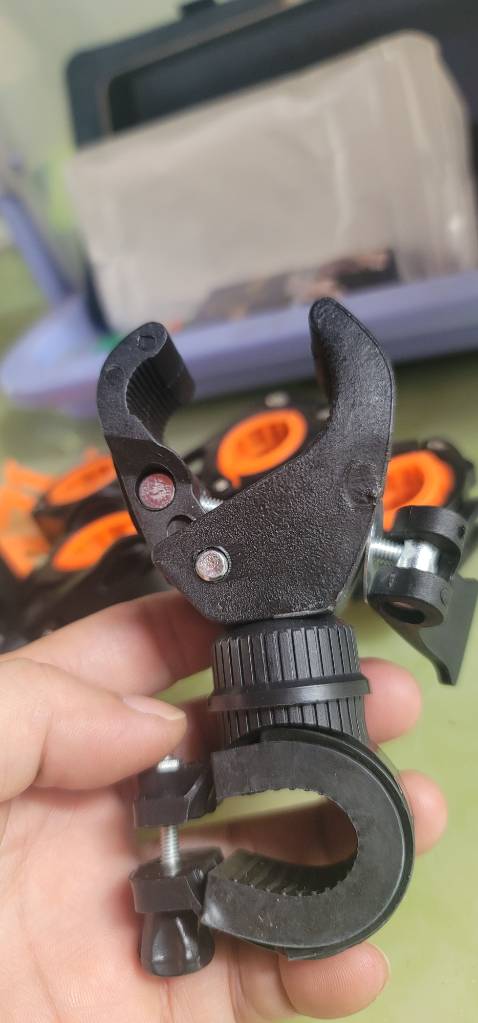 Khuôn mẫu lởm chởm, kết cấu lỏng lẻo, hoàn thiện kém. 
 Không như hình ảnh quảng cáo !