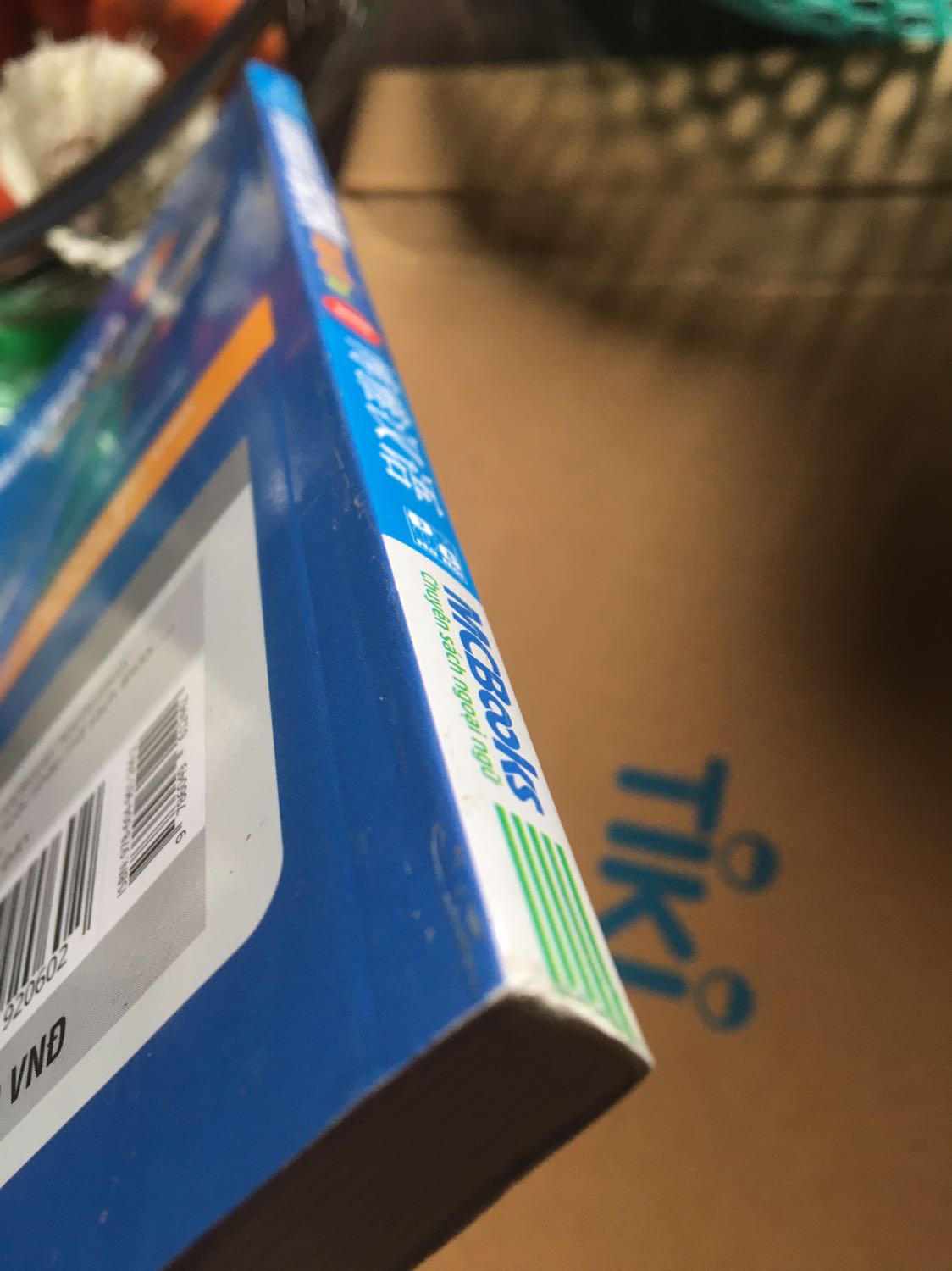 Mình mới nhận sp cách đây 30’. Mở ra hoàn toàn thất vọng. Bìa sau rách, có dấu mực dài; bìa trước xước nhiều, ảnh chỉ chụp đc 1 phần, nhìn mắt thường quyển sách xấu thật sự ạ. Mong bên bạn có tâm hơn trong việc cung cấp hàng hoá!