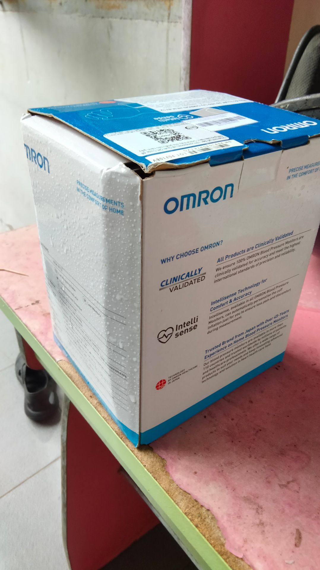 giao hàng nhanh, trước dự kiến 1 ngày, tiki làm việc nhanh gọn. hộp đựng có móp méo không đáng kể. máy hoạt động tốt, có tặng kèm pin và bộ đổi nguồn.