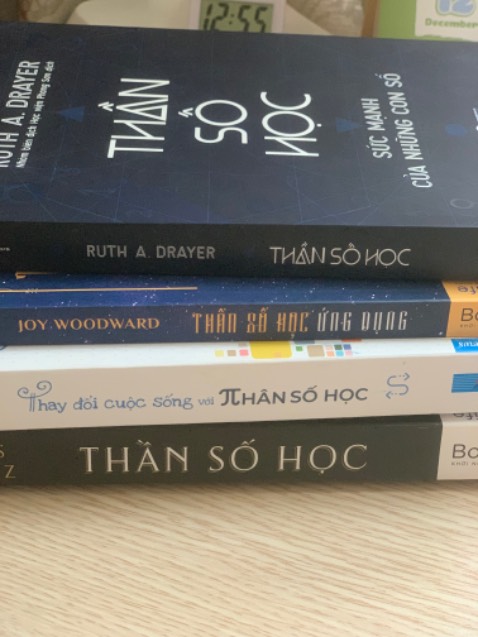 Trước khi mua quyển sách này mình đã rất phân vân vì đây là quyển số 3 mình mua về thần số học. Mình cân nhắc xem liệu nội dung có trùng lặp với nhau không? Nhưng may rằng mỗi quyển sách có những hướng tiếp cận khá riêng biệt, mình có thể đón nhận thêm kiến thức mà ko bị trùng lặp. Đây chắc chắn là quyển sách đáng mua ngay cả khi bạn đã đã có nhiều quyển sách trước đó!