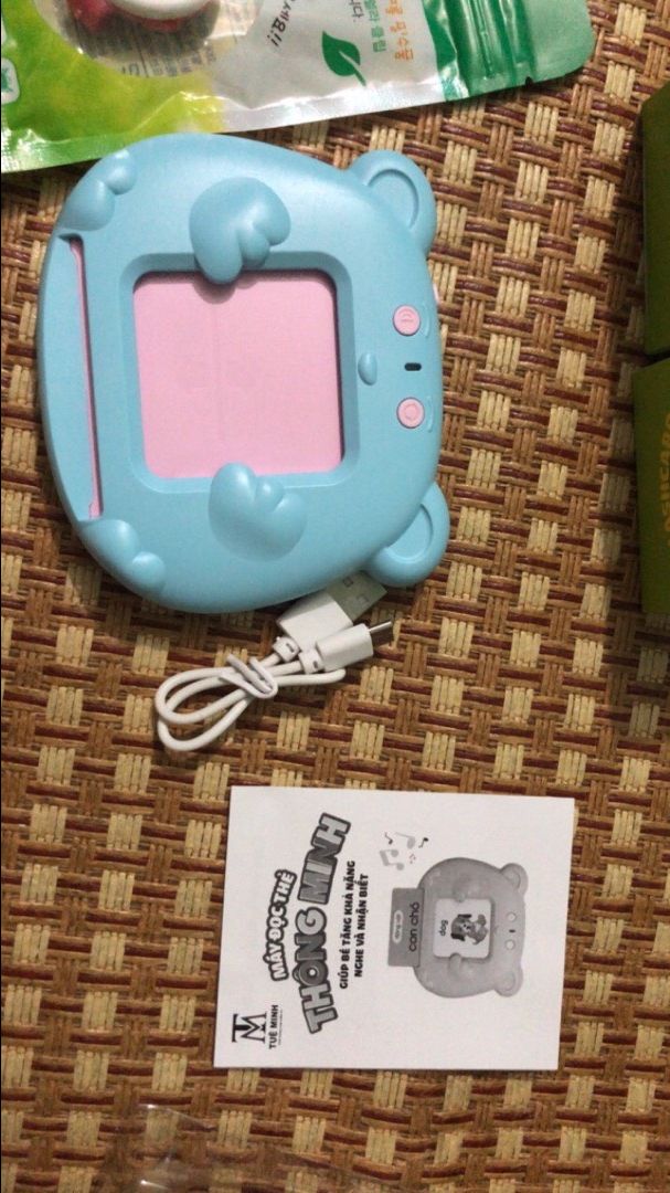 Con mình thường xuyên quên từ vựng khiến mình dạy rất khó khăn nay mua cái máy này cho bé học thử, bé rất thích và thấy bé nhớ từ hơn nữa. Hy vọng bé sẽ học xong bộ này, sản phẩm rất đáng tiền.