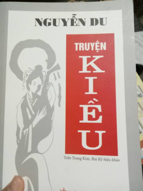 Truyện Kiều - món ăn tinh thần của người dân Việt Nam ta. Tác phẩm là câu chuyện kể về cuộc đời lận đận, lênh đênh, bảy nổi ba chìm của nàng Kiều, là lời tố cáo, lên án xã hội lúc bấy giờ. Sách hay, trình bày, in ấn đẹp mắt, tao nhã, thanh lịch. Đóng gói cẩn thận, có bọc nilon phủ bên ngoài, phông chữ không quá to, chú thích rõ ràng, cặn kẽ. Cuốn sách đáng đồng tiền bát gạo, các bạn nên mua để ủng hộ Tiki nha