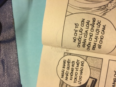 Bọc bookcare để không móp góc cuối cùng vẫn móp và hằn thêm vết bookcare 
Mấy cuốn trước không sao lần này lại dính trang với nhau lấy ra thích rách🙃