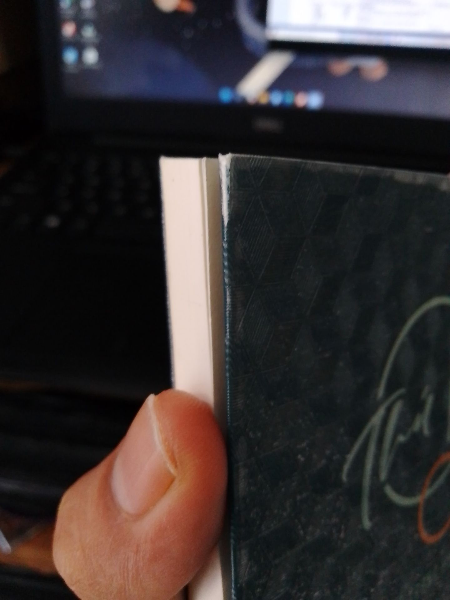 sách thì có chỗ bị bong ra ở bìa, nhưng tổng quan thì vẫn ok ạ. Có bìa dán thì sẽ giữ kĩ hơn =))