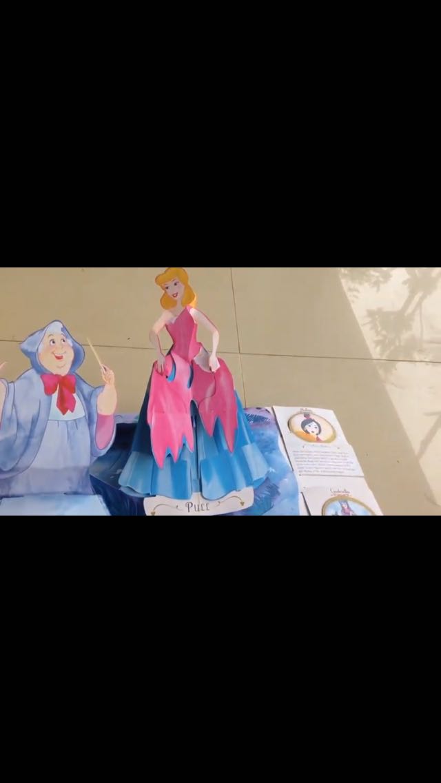 Sách rất đẹp, được giảm thêm 10% nữa chỉ còn hơn 900k. Mình cũng lên youtube xem video cực kì đẹp và quyết định mua. Giá của tiki cũng tương đương trên Amazon. Sách đầy đủ các nhân vật công chúa của Disney kèm theo tóm tắt câu chuyện của từng công chúa. Trên Amazon thấy ghi độ tuổi là 5+ thì phù hợp vì đây là dạng sách Pop-up, bé từ 5 tuổi mới xem và biết giữ gìn được. Sách là hàng nhập của Malaysia.