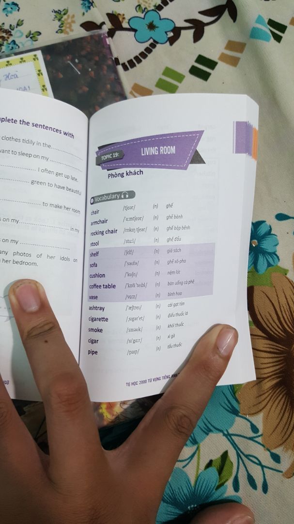 Sách nhỏ hơn mình nghĩ nhiều, nhưng vẫn thấy nó bị cute kiểu gì íiii. Shipper giao hàng nhanh, mới đặt hôm qua mà nay đã giao rồi. Sách có các từ vựng theo chủ đề, đầy đủ, gọn nhẹ. Phù hợp với những ai muốn trao dồi thêm vốn từ vựng. 5 sao cho sự xuất sắc này!