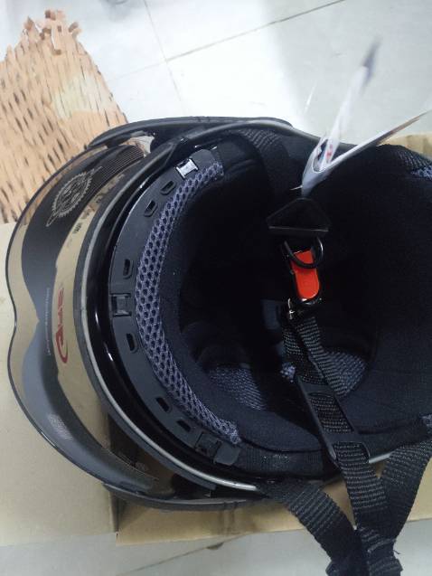 Mũ chất lượng, giao hàng nhanh, chắc chắn, có thể tháo lớp nệm vải ra để giặt , có kính  chống chói tốt , có các lỗ thông  gió lên đội mũ thoáng- k bí, quai mũ thì hơi mỏng hơn so với các dòng GRS khác.